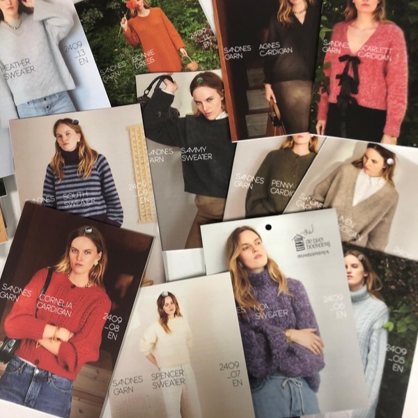 Enkel Patroon Sandnes Garn Collectie 2409 - DIY - papieruitgave - engels (ALLEEN bij aankoop wol)
