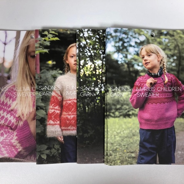 Enkel Patroon Sandnes Garn Collectie 2411 - Noorse Ikonen - kids - papieruitgave - engels (alleen bij aankoop wol)